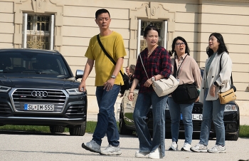Любимая марка / Любовь китайцев к Audi — это классический пример того, как сформировался уникальный имидж бренда на конкретном рынке.
Китайцы любят Audi не просто как немецкую премиальную марку, а как символ официальной власти, сдержанного успеха и технологического превосходства. Этот имидж, сформированный десятилетиями в качестве "автомобиля для чиновников", до сих пор оказывает сильнейшее влияние на выбор состоятельных китайских потребителей, которые хотят подчеркнуть свой статус и серьезность.