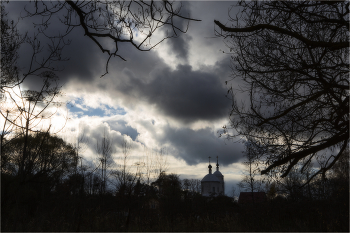 Драмитизьм или исчезла дорога к церкви / Каблуково — деревня в Щёлковском районе Московской области,
Церковь Спаса Нерукотворного (1785). Закрыта в 1941 году. Открыта в 1993 году.
 Справа церковь пророка Илии (2002), деревянная, приписанная к церкви Спаса Нерукотворного.