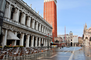 Вода уходит с площади Сан Марко в Венеции / Вода уходит с площади Сан Марко в Венеции после наводнения, остались только подмостки для перехода