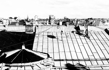 Бег по крышам / Бегу по крышам к тебе навстречу
А мир жестоко мосты разводит
Играем с миром мы в чёт и нечет...