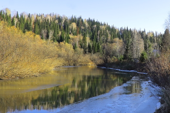 Октябрьский вечер / Ночные заморозки до -15 покрыли льдом таежную реку,
днем солнце +10 пригрело и частично растопило лед
