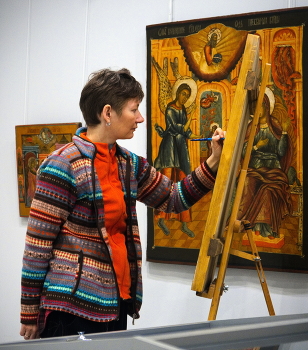 Увлечённость_2 / Художница за копированием редких икон. На выставке из частных собраний Москвы, проходившей в нашем музее, Союзу художников были заказаны копии нескольких редких икон с согласия владельцев коллекций. 

The painter is copying a rare icon from a private collection exposed in the museum in the framework of special education project