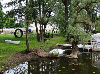 Преодоление / Когда я вижу такие деревья, преодолевшие всё... Этим летом в Полотняном заводе обратила внимание на эту иву. Сколько лет её прогибали! А она все равно поднялась :) 

A tree that overcome