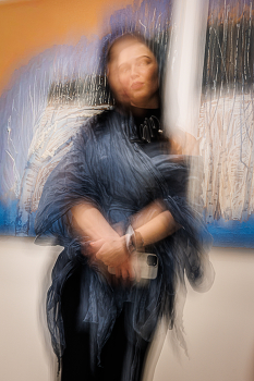 Девушка и картины / Вписывание в текстуры картины человека. Без фотошопа.