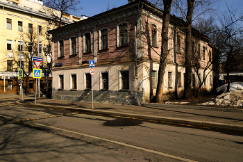 Малая Андроньевская / Малая Андроньевская улица в Москве. Жилой дом построен в 1852 году ямщиком В. Ширяевым для сдачи внаём. Нижний этаж здания каменный, верхний — деревянный. В 1908 году Николо-Рогожская старообрядческая община купила обширный участок на углу с 3-й Рогожской улицей и построила церковь Николая Чудотворца. Бывший дом Ширяева стал домом причта. После революции дом стал жилым, ныне — офисное здание. Март 2024.
