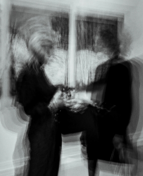 На выставке / Кадр из серии коцептуального репортажа, снятого на длинную выдержку