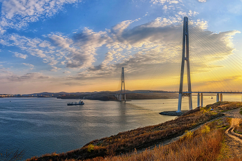 Закат над Босфором Восточным / Вид на Русский мост и остров Русский