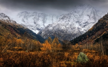 Белая стена Гоначхира / Кавказ, окрестности Домбая, Гоначхирское ущелье