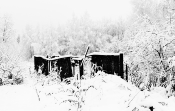 "Жизнь - это грань между черным и белым ..." / "Жизнь - это грань между черным и белым,
 Словно тропинка по краю ножа!
 Каждый окрасит свой мир в эти краски,
 Пряча под маской безудержный страх.
 Черные души под белыми платьями,
 Черные фраки на белых телах ..."