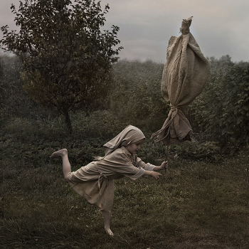 Лето в саду / Играющая девочка