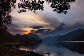 **На восходе.* / *Телецкое озеро.**