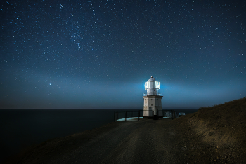 Ночь на мысе Меганом / Ночь полна тайн и света.
Однажды снимали ночью на мысе Меганом. Это интересное место для ночной съёмки. Едем ночью но до самого маяка добраться не удалось. Пару километров пешком. И вот мы на месте. Слева над горизонтом встаёт луна. Лучи света от маяка в небе. Звёзд над головой великое множество. Любовались и снимали несколько часов, уходить не хотелось!