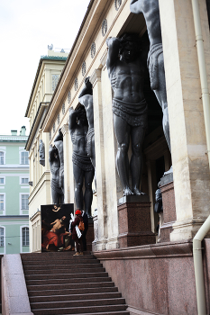 Не Лувром единым / ***