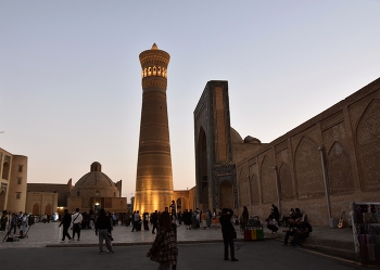 Древнейший минарет Средней Азии / Центром старой Бухары считается архитектурный комплекс Пои- Калян. Здесь находится древнейший минарет Средней Азии, Калян. Эта исполинская башня видна почти из всех точек города. Минарет был возведен в 1127 году.