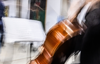 Под звуки виолончели / Снято на одном вернисаже