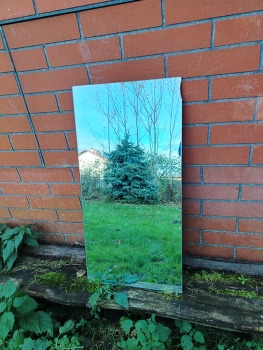 Забытое зеркало / отражение в оставленном кем то зеркале