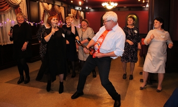 на вечеринке / встреча выпускников -40 лет как не бывало