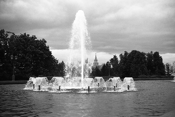 Фонтан / Фонтан на Главной аллее в Парке Победы на Поклонной горе в Москве. Сентябрь 2011. MINOLTA 807 si; MINOLTA AF ZOOM 28-80mm 1:4(22)-5.6; MARUMI Water Proot Coat UV; ROLLEI RETRO 100; Фотопроект.