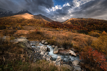Fall In Koruldashi / Яркие краски осени в долине реки Koruldashi