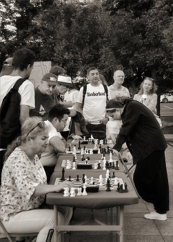 Не сдаюсь! / Московские игры на улице...