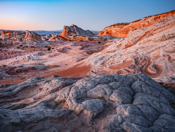 &nbsp; / White Pocket — геологическое образование на небольшом участке плато Пария в Аризоне, поражающий воображение причудливыми формами и волнами разноцветного песчаника — белого, розового и оранжевого. Я просто застыл, увидев этот почти инопланетный пейзаж. Хотелось пробыть там несколько дней и поснимать, чтобы попытаться удержать хоть часть его невероятной красоты. Но увы, это была ознакомительная поездка с планами посетить его в будущем.