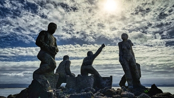 &nbsp; / San Vicente do Mar (O Grove) - sendero pedras negras (Escultura en homenaje a los voluntarios en la limpieza de la costa en el naufragio del Prestige) - Pontevedra