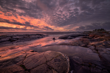 Переливы рассвета... / Ладога... Октябрь 2025

Следующей осенью на Ладожском озере будем ловить свет в Питкяранте. Собирайтесь :)
Напомню, что в 26-м на озеро Джека Лондона поеду весной на цветение Рододендрона, в конце июня. Группа набирается. Скоро настанет пора покупки авиабилетов. Пишите, звоните....
И, традиционно, осень на Джеке. Набор группы в самом разгаре
В 27-м году следующая поездка в Архангельскую область на золотую осень в конце сентября. Программу буду увеличивать до двух недель. Т.к. очень много передвижений, просто не успеваем впитать в себя душевность этих мест. А очень хочется просто побродить и напиться вдоволь...
На Кольский в середине ноября тоже 2 места свободно
Следующая моя поездка в Момский НацПарк запланирована на конец августа 28-го года.
Пока готовлюсь к очередным путешествиям...На НГ в Ворзогоры могу взять ещё одного человека. Можно поехать в Кимжу в начале февраля. Анонсы на сайте phototourtravel.ru
Подписывайтесь в MAX https://max.ru/u/f9LHodD0cOLOq7OZwTlN2lzsjKg3fxnzBwh4lQ5ht9zDTiYp8yWjD7FBZN0