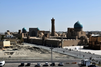 Древний город - в обрамлении современности / Бухара.