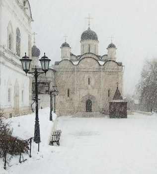 Метелица в старом городе С. / Мартовский сюжет из Веденского Владычного женского монастыря, Серпухов 2024год.