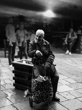 Проходя мимо / жизнь маленьких людей