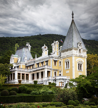 Массандровский дворец / Массандровский дворец — памятник архитектуры конца XIX — начала XX века, дворец принадлежал российскому императору Александру III, расположен в Верхней Массандре на Южном берегу Крыма.
Панорама снята (в качестве эксперимента), на Canon EF 135mm f/2L, и собрана из 18-ти кадров.
Если что, снимал без штатива, с рук!