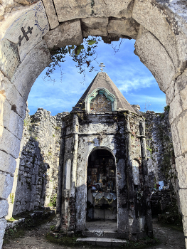 &nbsp; / Новый Афон.Анакопия.Храм Пресвятой Богородицы возведён в 6 веке, перестроен в 10 веке.Ныне в таком состоянии...