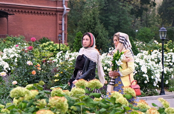 Монастырь. Праздничная служба. / Дорога к Храму.