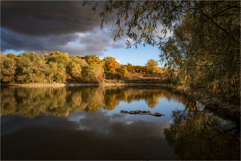 У озера / Осень