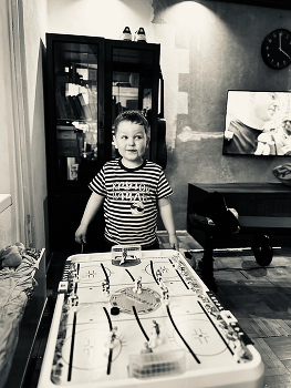 Пусть бегут неуклюже хоккеисты / по лужам