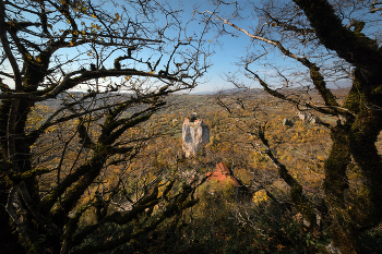 Katskhi Pillar View From Forest / Вид на столп Катскхи из леса, на соседней горе. Осенние ветки, уже без листьев, оставили окошко с видом на монастырский скит.