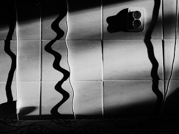 &nbsp; / плохой объектив; вовсе даже и не фотоаппарат; не лазил по Аврагам; сужет, правда, один; главного образа тожа нет. По этому преимуществ 50Х50.