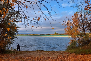 Одинокий рыбак. / ***