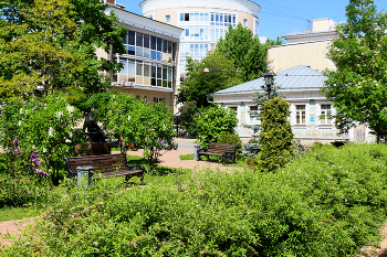 Сквер Промышленников Прохоровых / Сквер Промышленников Прохоровых в Большом Предтеченском переулке в Москве. Май 2024. Прохоров Василий Иванович (1755-1815) основатель династии промышленников и благотворителей, создавших уникальное ткацкое производство в России.