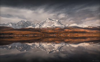 Утро озера Джангысколь / Горный Алтай, плато Ештыкель, конец сентября 2020г.
Красивое тогда было утро и очень долго оно тянулось..Мягкий свет, красивые светотени, точечно падающий свет именно в нужное место.. 
Солнце то появлялось, то снова заходило за тучи.
Тут можно провести не день, и не два ..
 https://phototravel.pro/phototravel2026/