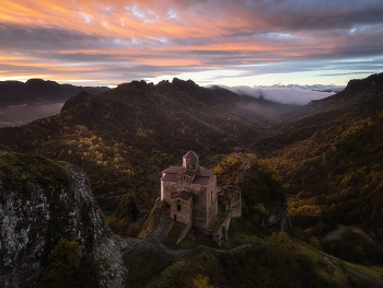 Рассвет у Шоанинского храма / Карачаево-Черкесская Республика