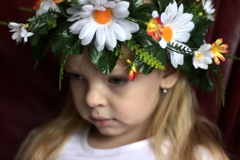 Несмияна / Девочка перед выступлением на утреннике