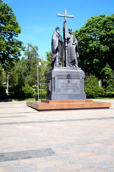 Свв. Кирилл и Мефодий / Памятник святым Кириллу и Мефодию в Ильинском сквере в Москве. Май 2024. Памятник святым Кириллу и Мефодию был открыт 24 мая 1992 года в День славянской письменности и культуры. Скульптор памятника — Вячеслав Клыков, архитектор — Юрий Григорьев.