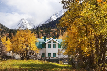 Осень в Домбае. / Домбай. Солнечный день в середине октября.