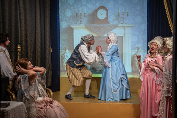 Домашняя опера / Калифорния. Ну, друзья! Вчера побывала в опере! Домашней опере! Потрясающие энтузиасты готовили её почти год! Называется &quot;Адриана Лекуврер&quot;. Название было мне знакомо по разным источникам. Но не больше. Как полагается, там разыгрывалась трагическая история. Но я смотрела на сцену со счастливой улыбкой, тем более что перевод с французского был сделан своими силами и русские популярные обороты считывались мгновенно. Автор был явный озорник. Вообще всё смотрелось и слушалось весело!