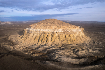 &quot;Гора Шеркала&quot; / Шеркала - ещё одна отдельно стоящая гора на территории Мангистау. Говорят, что с одной стороны она напоминает гигантскую юрту, с другой — спящего льва