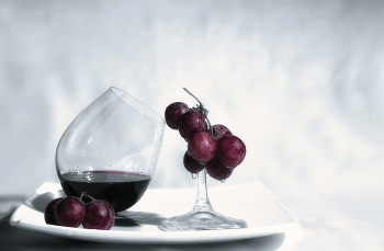 Сломанный бокал. / Натюрморт.