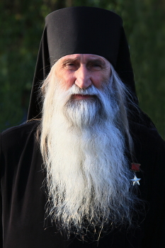 Монах Киприан. / Монах Киприан - Валерий Анатольевич Бурков известен как один из последних офицеров, получивших звание Героя Советского Союза. Кадровый военный во втором поколении, штурман дальней авиации, авианаводчик, он потерял в Афганистане обе ноги, пережил три клинические смерти, выжил и вернулся в армию. В 90-е сделал блестящую политическую карьеру. В 2016 принял монашество.