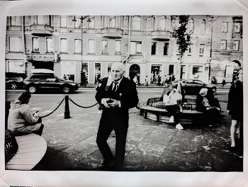 Охранник из ТЦ времён ковидных ограничений в Питере / лит-печать 30х40см, бромэкспресс-1, просрочен в 1989