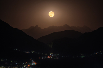 Moon Over Ambrolauri / Лунный свет над горами Рачи